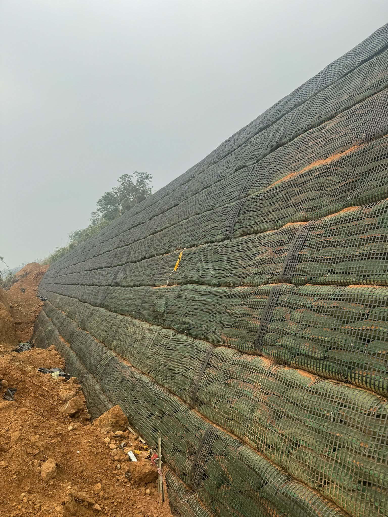 Ứng dụng lưới rào thép trong việc bảo vệ bờ suối, ngăn chặn sạt lở đất